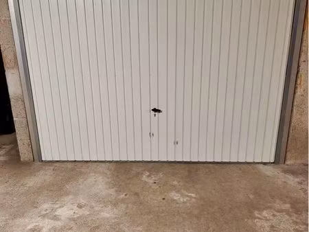 garage fermé dans parking sous terrain sécurisé