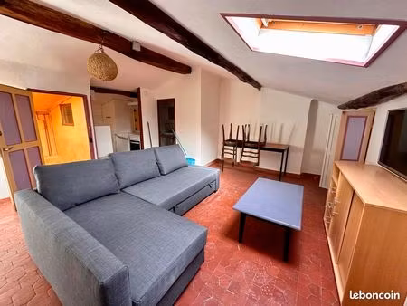 studio rénové – plein centre de salernes – place de l'église