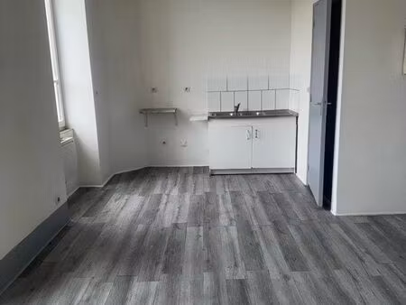 1 pièce • 25 m2 . thizy-les-bourgs studio lumineux - centre thizy -les-bourgs (69240) loye