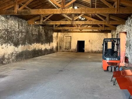 place de parking / abris fermé pour véhicules de loisirs