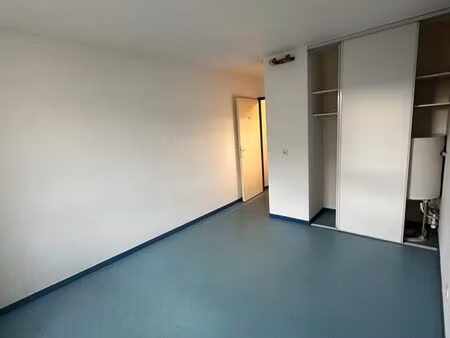 studio 20 m2  lyon 8°  px: 530 charges comprises