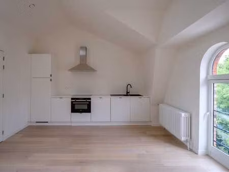 lichtrijke studio nabij het centrum en watersportbaan.