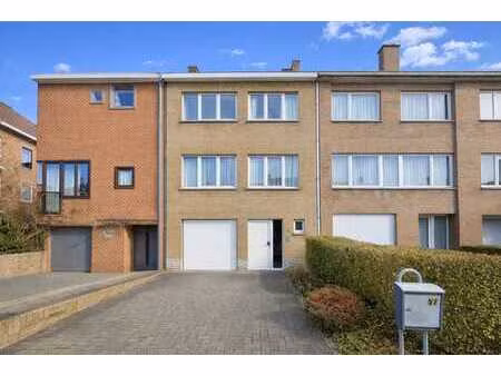 maison 2 façades de +- 182m² idéalement située