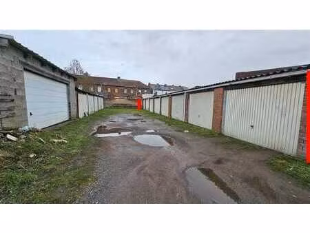 batterie de 8 garages dans une cour