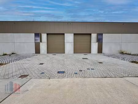 nieuwbouw kmo-unit van 304 m² met 72 m² kantoor te koop