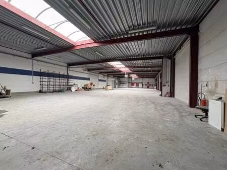 entrepôt de 672 m² avec cuisine et 2 places de parking extér