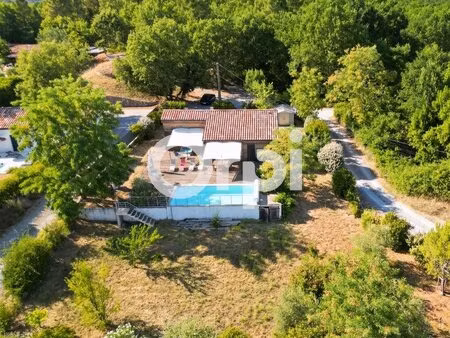 villa en bois avec piscine