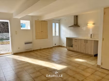 appartement t2 avec cour à louer à châteaurenard