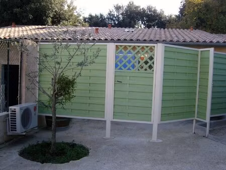 vide: f1 de 25m2 avec terrasse de 20m2 et parking