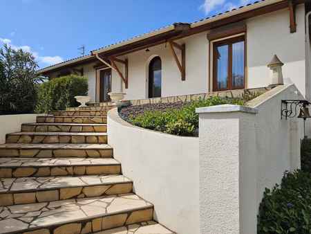 maison familiale de 148 m² avec piscine et jardin arboré à artigues-près-bordeaux