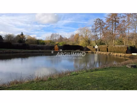 terrain de loisirs avec étang