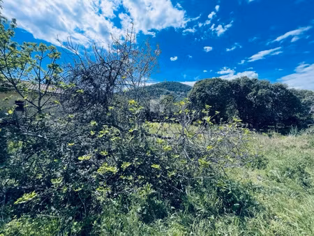 terrain de 823 m2 viabilisé.