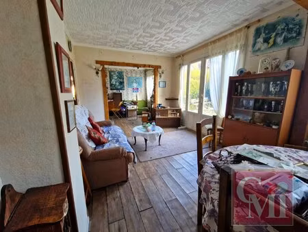 maison de plain-pied édifiée sur un terrain de 1 220 m²  offrant un cadre de vie calme et 