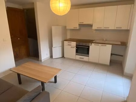 appartement f2 t2 2 pièces + cour  rue locarno 13005 marseille