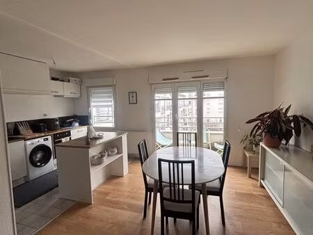 f2 avec balcon et parking au 3ème étage libre début mai