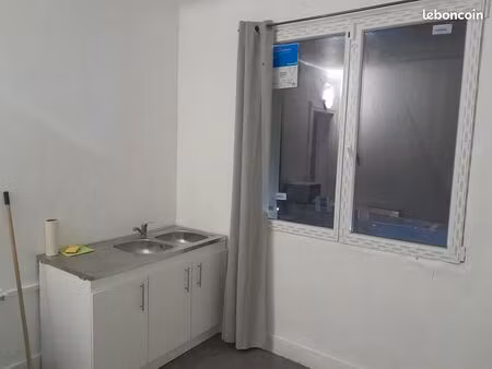 location studio 685e près gare rer d