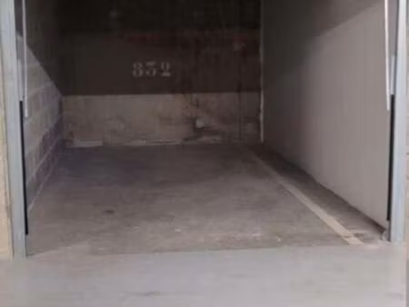 garage métro anatole france à louer