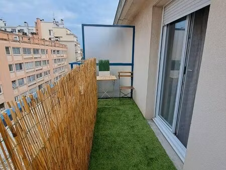 joli studio meublé avec une grande terrasse