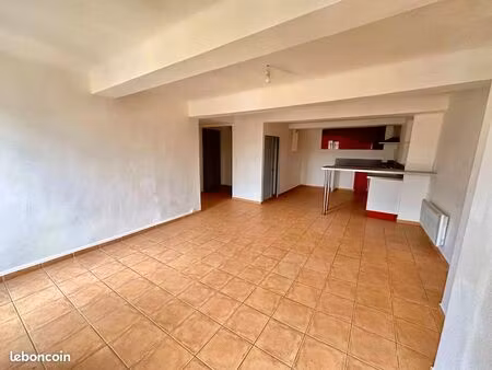 t4 rénové – plein centre de salernes – face à la place principale