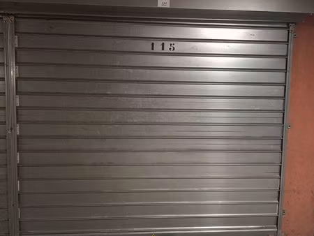 loue un garage fermé de 13 m2 au 12 rue de cuire 69004 lyon pour 140 par mois ou 420 le tr