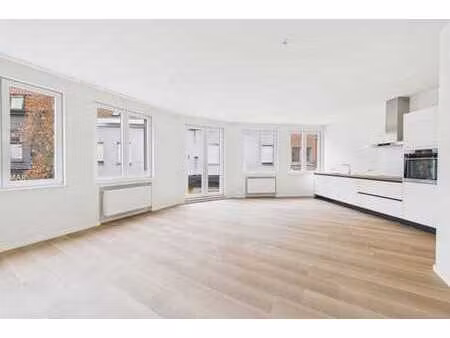 appartement deux chambres en centre-ville. libre de suite.