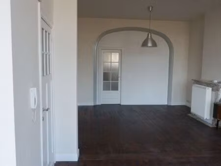 ruim & lichtrijk appartement (100m²) met 2 slaapkamers nabij zurenborg.