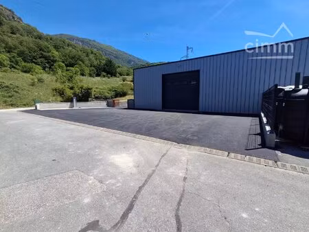 entrepôt de 400 m2 au sol avec mezzanine de 50 m2