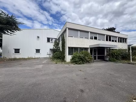 bâtiment indépendant sur un terrain de 4 356 m² permettant le stockage extérieur à louer d