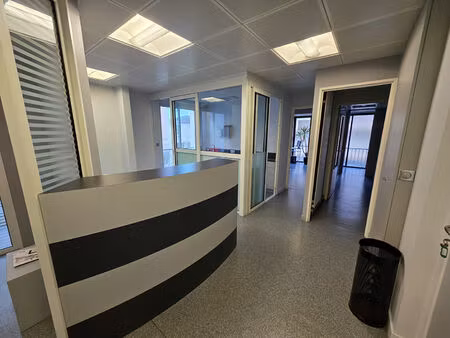 vente local commercial 3 pièces  74.00m²  dax