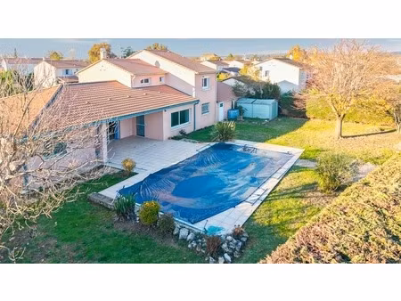 maison familiale de 212m² avec jardin 1200m² et piscine - 6 chambres