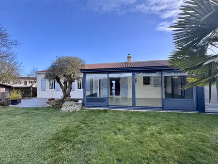 pavillon de 2001 offrant 131 m2 hab + 70 m2 de surface utile sur 724 m2 de terrain