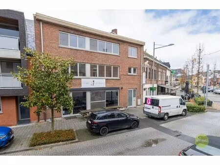 commercieel handelspand met duplex appartement in balen