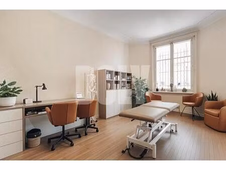 doly // local professionel paris 7 // gros cailloux