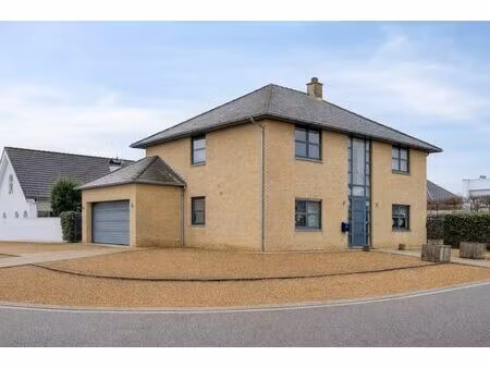 ruime  vrijstaande woning te koop nabij het centrum van lanaken.