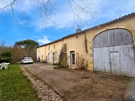 corps de ferme en pierre rénové avec vue sur une charmante chapelle en ruine.