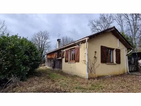 maison de plain pied à renover sur 3678m2 en prairie et chênes.