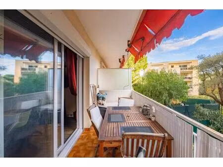 charmant 2 pièces traversant à antibes