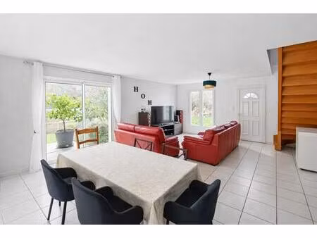 maison moderne 4 pièces avec piscine à nazelles-négron