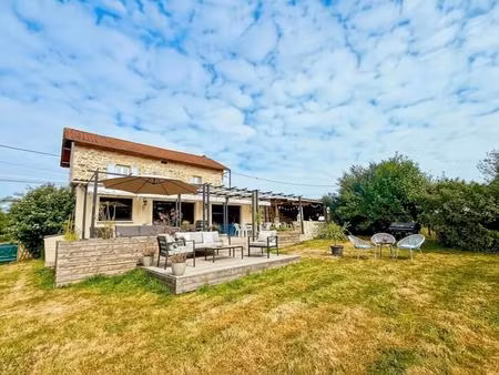 maison de 5 pièces de 140 m² située au nord de mialet