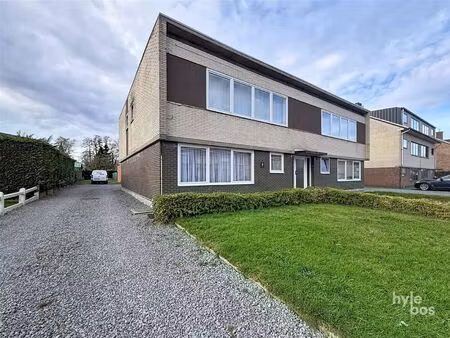 gerenoveerd 2 slaapkamer appartement met garage