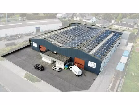 3 ruime loodsen (+-2110m²) met diverse mogelijkheden in een industriezone.