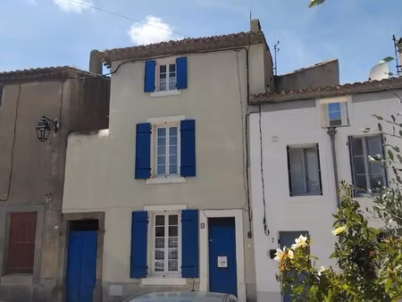 olonzac - maison de ville  avec cour offrant 3 chambres et deux salles de bains