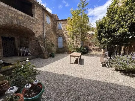 vaste maison de village typique avec cour  charme assuré.