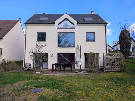 - maison contemporaine sur grand terrain-