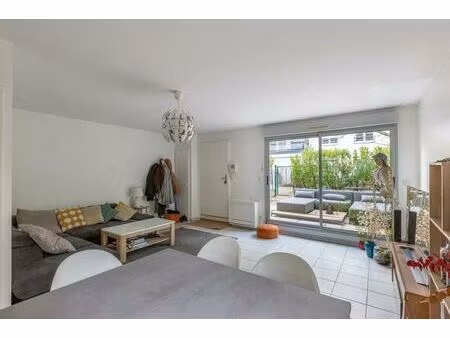 maison moderne 3 pièces avec terrasse et jardin
