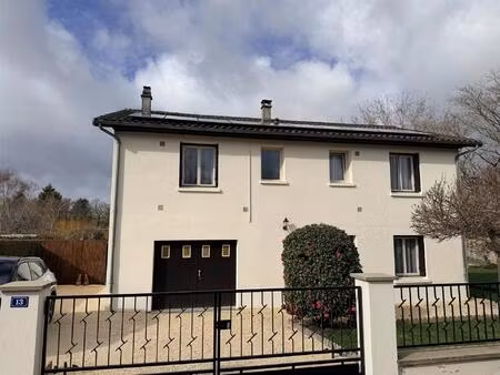 grande maison individuelle de 5 chambres  entièrement rénovée  dans un joli village