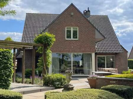uitzonderlijk mooie villa op 2.114 m2 in kinrooi.