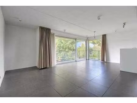 appartement de 100 m² avec 3 chambres  terrasse  cave et gar