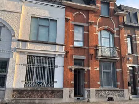 vaste maison aux nombreuses possibilités!