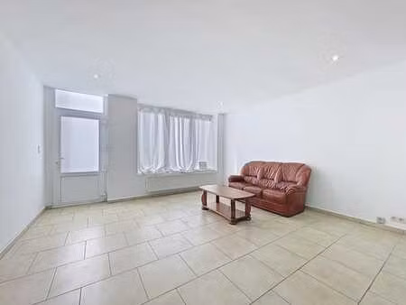 rez-de-chaussée avec terrasse idéalement situé - médiacité